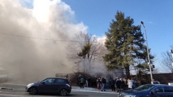 ПЛИНСКИ РЕШО ИЗАЗВАО ПОЖАР: У Кировљевој улици на Бановом брду ватра је прогутала цео спрат куће