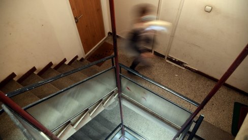 SRBIN RENOVIRAO KUPATILO Šta je pronašao u zidu - ljudi u neverici: Zgrada sagrađena 75 (FOTO)