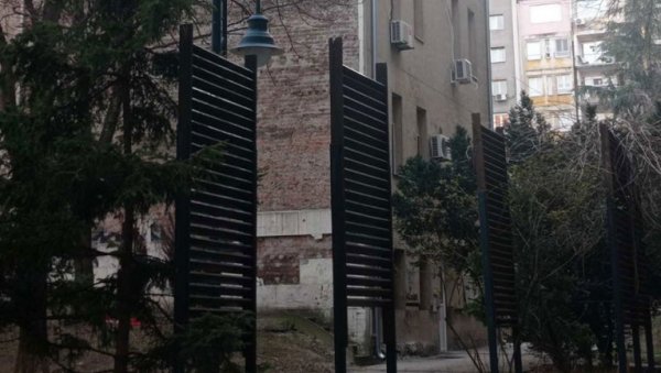 КОМШИЈА ЗАТВОРИО ВОДУ, НИКО НЕ ПОМАЖЕ: Муке власника стана у Улици краља Милутина 67 због бахатог суседа КОМШИЈА ЗАТВОРИО ВОДУ, НИКО НЕ ПОМАЖЕ: Муке власника стана у Улици краља Милутина 67 због бахатог суседа