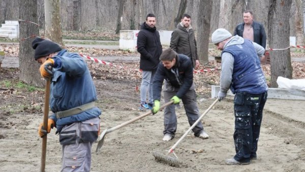 ПОМОЋ ОСОБАМА С ИНВАЛИДИТЕТОМ: У Хајд Парку почела изградња игралишта за грађане са посебним потребама