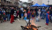 SVILAJNČANI U NEDELJU TERAJU ZIMU: Maskenbal povodom Belih poklada na Trgu Stevana Sinđelića (FOTO)