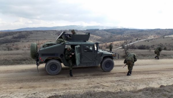 СРПСКИ ПЛАВИ ШЛЕМОВИ НА СИНАЈУ: Обука на полигону Боровац пред одлазак у мировну мисију