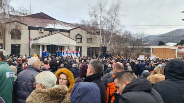 ГРАЂАНИ СЕ ОКУПИЛИ ДА ДОЧЕКАЈУ ПРЕДСЕДНИКА: Пре великог митинга у Лесковцу, Вучић обилази Медвеђу (ФОТО)