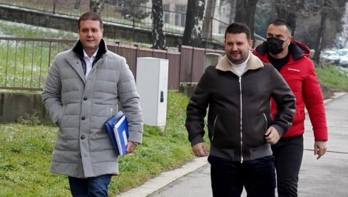 СУЂЕЊЕ ДАРКУ ШАРИЋУ ЗА ПРИПРЕМУ УБИСТВА СВЕДОКА САРАДНИКА: Приказане фотографије Пљевљака са полицајцима СУЂЕЊЕ ДАРКУ ШАРИЋУ ЗА ПРИПРЕМУ УБИСТВА СВЕДОКА САРАДНИКА: Приказане фотографије Пљевљака са полицајцима