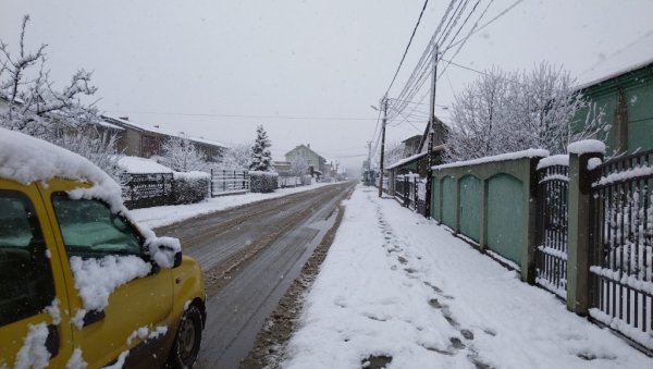 СНЕГ ИЗНЕНАДИО ЈАГОДИНЦЕ: Крупне пахуље изненадиле грађане