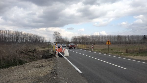 ОБНОВЉЕН МОСТ ПРЕКО КАНАЛА КОД КАЋА: Поново успостављен  саобраћај на делу врло прометног локалног пута