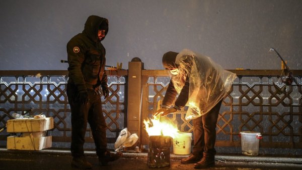 ГРУДВАЊЕ У ИСТАНБУЛУ СЕ ПРЕТВОРИЛО У МАСОВНУ ТУЧУ: Најмање седам особа повређено након потезања пиштоља