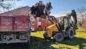 OČIŠĆENA DIVLJA DEPONIJA U DVORIŠTU ŠKOLE U SUTJESCI: Radnici komunalnog preduzeća iskoristili lepo vreme za akciju (FOTO)