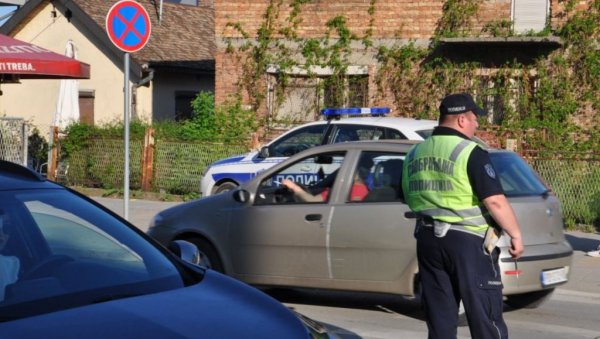 ПИЈАНИ ВОЗАЧИ ЗАДРЖАНИ У ЈАГОДИНИ: Један покушао да умакне полицији, други слетео с пута