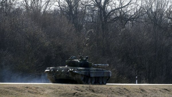 ГРМЕ ТЕНКОВИ ЧЕТВРТЕ БРИГАДЕ: Редовна обука тенковских јединица ВС (ФОТО)