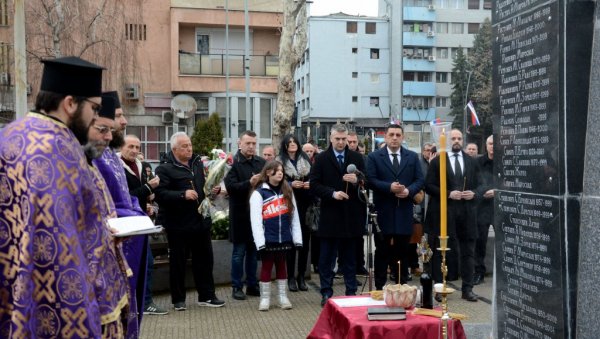 ПАРАСТОС КОД СПОМЕНИКА БЕЛИ АНЂЕО: У Косовској Митровици обележено 18 година од мартовског погрома Срба (ФОТО)