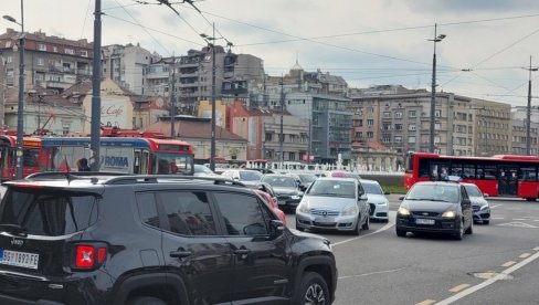 ВИКЕНД ГУЖВЕ ПОЧИЊУ: У овим деловима Београда је дошло до потпуног саобраћајног колапса ВИКЕНД ГУЖВЕ ПОЧИЊУ: У овим деловима Београда је дошло до потпуног саобраћајног колапса