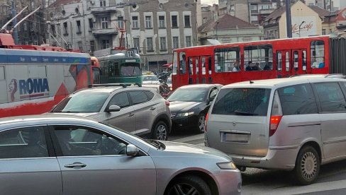 ОД ЈУТРОС ГУЖВЕ ШИРОМ БЕОГРАДА: На старом чворишту аутомобили се једва померају, удес у центру додатно успорио саобраћај ОД ЈУТРОС ГУЖВЕ ШИРОМ БЕОГРАДА: На старом чворишту аутомобили се једва померају, удес у центру додатно успорио саобраћај