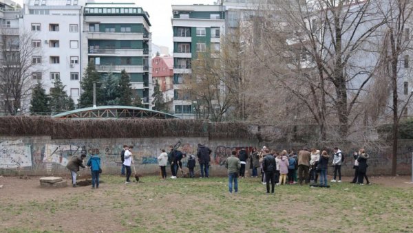 ШКОЛАРЦИ СА ВРАЧАРА САДИЛИ ДРВЕЋЕ: Дворишта пуна трешања и јабука