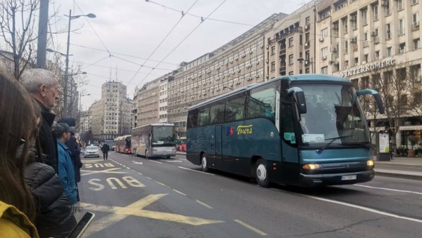 БЕОГРАЂАНИ ГЛЕДАЛИ У ЧУДУ: Колона аутобуса навијача Глазгов Ренџерса пошла на Маракану (ВИДЕО)