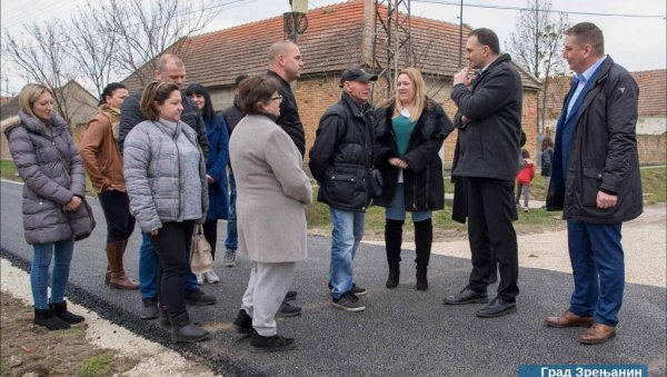 ЧАПАЈЕВА УЛИЦА У МЕЛЕНЦИМА ДОБИЛА АСФАЛТ: Вредност инвестиције је 7,5 милиона динара (ФОТО)