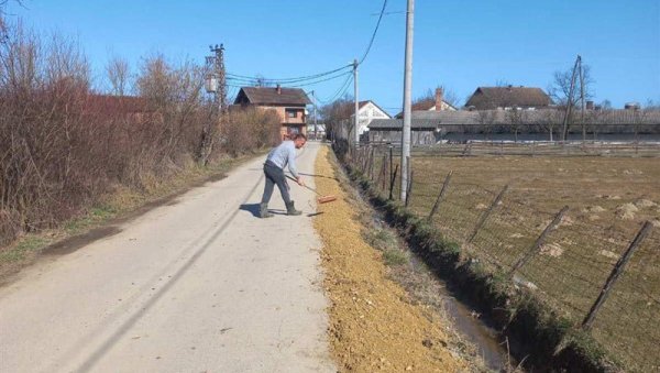 СЛОЖНИ МЕШТАНИ УРЕЂУЈУ СЕЛО: Становници србачког места Корови организовали акцију чишћења канала и банкина