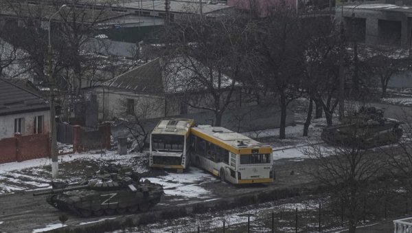 ПОГЛЕДАЈТЕ – РУСКА ТЕХНИКА УНИШТАВА СНАЈПЕРСКА ГНЕЗДА: Чишћење Мариупоља се наставља (ВИДЕО)