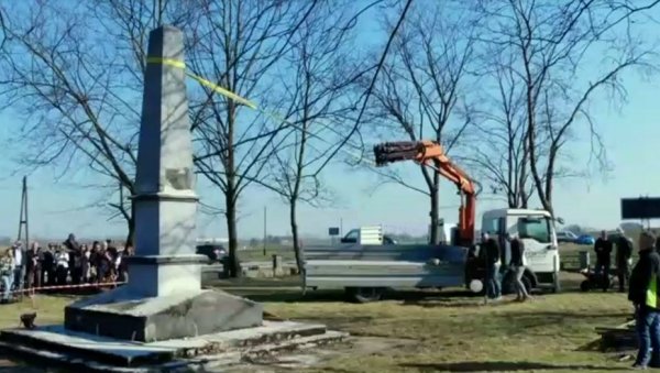 У ПОЉСКОЈ СРУШЕН СПОМЕНИК ЦРВЕНЕ АРМИЈЕ: Историјски споменик сравњен са земљом (ВИДЕО)