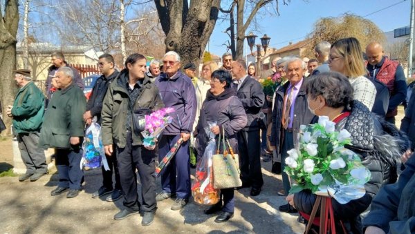 ЦВЕЋЕ ЗА ПОГИНУЛЕ: Пироћанци обележили годишњицу НАТО агресије