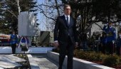 VUČIĆ U KRUŠEVCU: Predsednik položio venac na spomenik poginulim borcima (FOTO)