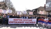 СРБИ СА КОСОВА ВЕРУЈУ САМО ВУЧИЋУ: Хиљаде људи у Грачаници протестује због Куртијевог терора (ФОТО)