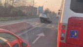 AUTOMOBIL OSTAO DA VISI NA BETONSKOJ BANKINI: Nesvakidašnji udes na Zrenjaninskom putu (VIDEO)