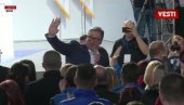 OVACIJE ZA PREDSEDNIKA: Pogledajte kako su građani Borskog okruga pozdravili Vučićev izlazak na binu (VIDEO)