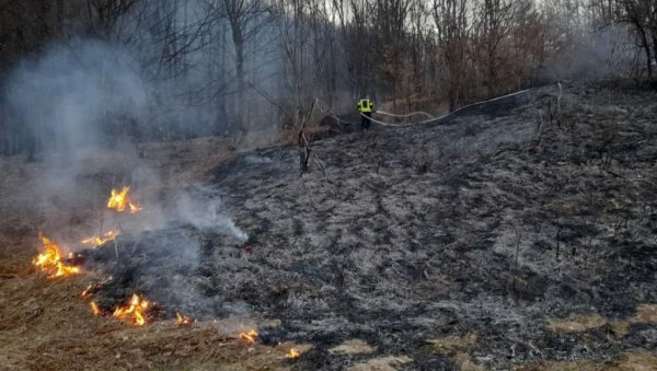 УГАШЕНО НА ДЕСЕТИНЕ ПОЖАРА: Људска непажња узрок све чешћег ширења ватре на подручју Источног Сарајева