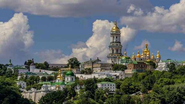 УЛТИМАТУМ МОНАСИМА КИЈЕВСКО-ПЕЧЕРСКЕ ЛАВРЕ ИСТИЧЕ: На стотине верника Украјинске православне цркве окупило се на молитви