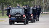 OBUKA NA MAKIŠU: Pogledajte kako policija sa službenim psima i konjima zavodi red (FOTO)