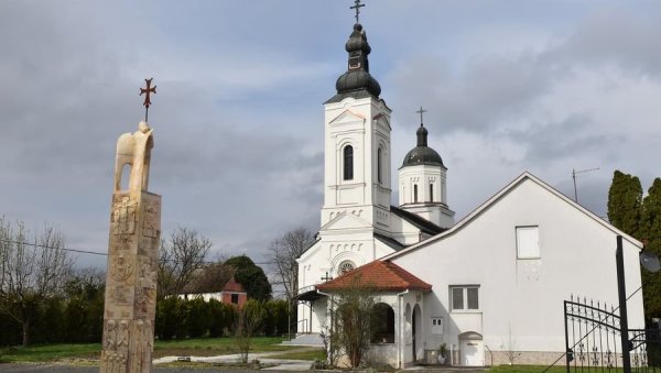 МАНАСТИР ЈАСЕНОВАЦ ЗАСИЈАО ПУНИМ СЈАЈЕМ: Погледајте како изгледа црква која је обновљена захваљујући Вучићу и патријарху Порфирију (ФОТО)