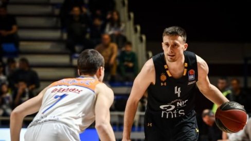 A KAD SU GROBARI VIDELI ALEKSU... Avramović je ovo doživeo čim se pojavio na meču Partizan - Fuenlabrada (VIDEO) A KAD SU GROBARI VIDELI ALEKSU... Avramović je ovo doživeo čim se pojavio na meču Partizan - Fuenlabrada (VIDEO)
