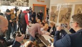 ГЛАСАЛА АНА БРНАБИЋ: Премијерка на изборно место стигла са Иреном Вујовић (ФОТО) ГЛАСАЛА АНА БРНАБИЋ: Премијерка на изборно место стигла са Иреном Вујовић (ФОТО)