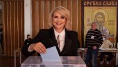 DARIJA KISIĆ TEPAČEVIĆ GLASALA: Ministarka svoj glas dala u školi na Zvezdari