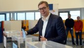 VUČIĆ GLASAO NA NOVOM BEOGRADU: Predsednik obavio građansku dužnost (FOTO/VIDEO)