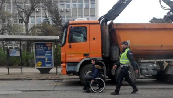 ЈОВАН ПОМАЖЕ МАРИНИ ДА ОДЕ НА ЛЕЧЕЊЕ: Пажњу, коју је добио помажући жени у инвалидским колицима, полицајац користи да јој додатно помогне