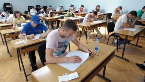 NOVI ROK ZA DRŽAVNU MATURU: Upis na fakultete po starom još dve godine NOVI ROK ZA DRŽAVNU MATURU: Upis na fakultete po starom još dve godine