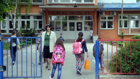 НИКО ВИШЕ НЕ УСТАЈЕ НАСТАВНИЦИМА: Вучић о положају просветара у Србији - Сви врше притисак на њих, сви знају боље од њих НИКО ВИШЕ НЕ УСТАЈЕ НАСТАВНИЦИМА: Вучић о положају просветара у Србији - Сви врше притисак на њих, сви знају боље од њих
