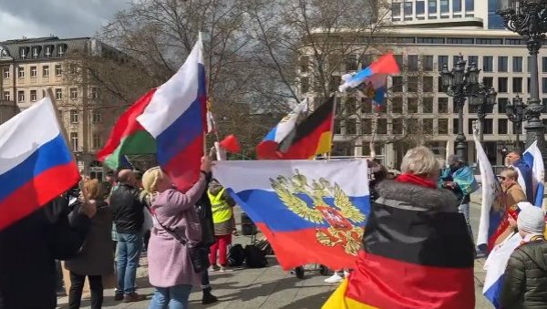 ДЕМОНСТРАЦИЈЕ У НЕМАЧКОЈ: Скупови подршке и Русији и Украјини (ФОТО/ВИДЕО)