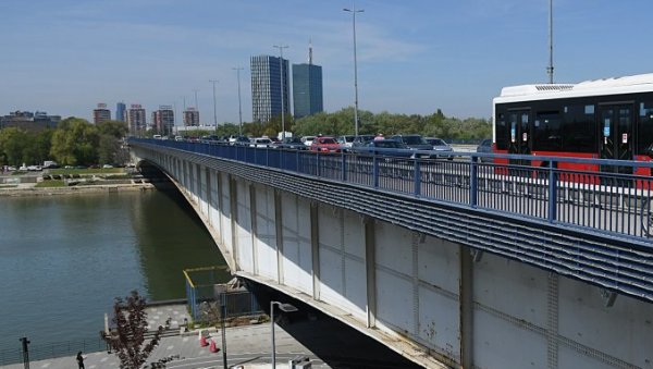 ЖЕНА СКОЧИЛА СА БРАНКОВОГ МОСТА: Покушај самоубиства у центру Београда