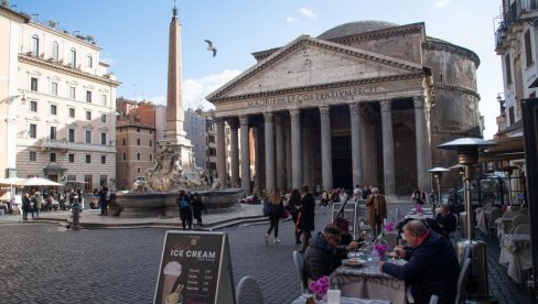 OD KRAĐE ZARADE DO 800 EVRA DNEVNO: U Italiji crveni alarm zbog mladih Romkinja koje naveliko pljačkaju turiste