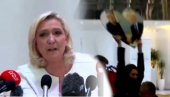 HAOS NA KONFERENCIJI MARIN LE PEN: Žena iz publike skočila i pokazala jednu fotografiju, obezbeđenje je odmah izbacilo (VIDEO)