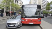 TAKSI IZGURAO AUTOBUS: Nesvakidašnja saobraćajna nezgoda u centru grada (FOTO)