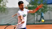 JUČE JE BIO NERVOZAN, A DANAS... Novak Đoković na treningu sa starim rivalom (FOTO+VIDEO)