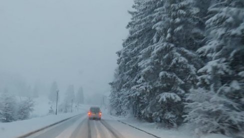 СНЕГ ИЗАЗВАО КОЛАПС ШИРОМ СРБИЈЕ, ЗАВЕЈАН МИЛОШ ВЕЛИКИ: Саобраћај отежан на овим путним правцима, огласио се РХМЗ