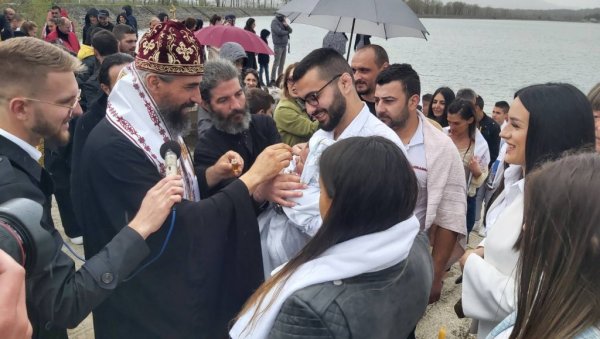 САБОРНО КРШТЕЊЕ НА ЈЕЗЕРУ КРУПАЦ: Свету тајну примио и малишан од два месеца, епископ Методије одржао беседу (ФОТО)