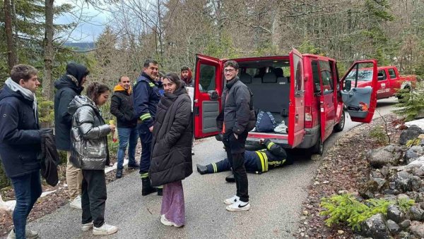 ВАТРОГАСЦИ СА ЖАБЉАКА СПАСИЛИ ГРУПУ ТУРИСТА: Шпанци и Пољаци провели ноћ заглављени на Дурмитору