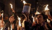 BLAGODATNI OGANJ SIŠAO U HRAM GROBA GOSPODNJEG: Ceremonija u Jerusalimu u svetlu pritisaka izraelskih vlasti na crkvu (FOTO/VIDEO)