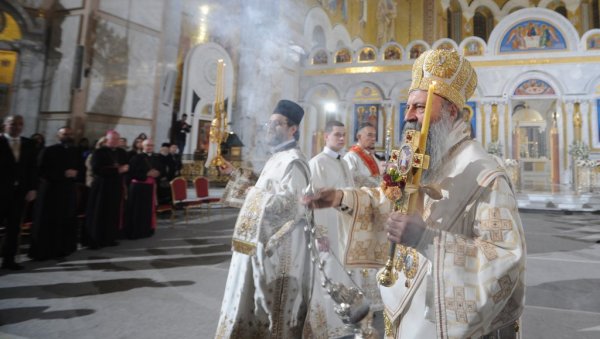 ДИВНИ ПРИЗОРИ ИЗ ХРАМА СВЕТОГ САВЕ: Велики број верника на поноћној васкршњој литургији (ФОТО)